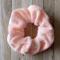 Preview: Scrunchie Samt Velour 10 cm apricose Haargummi