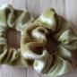 Preview: Scrunchie Samt 10 cm lindgrün Haargummi