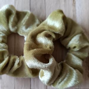 Scrunchie Samt 10 cm lindgrün Haargummi